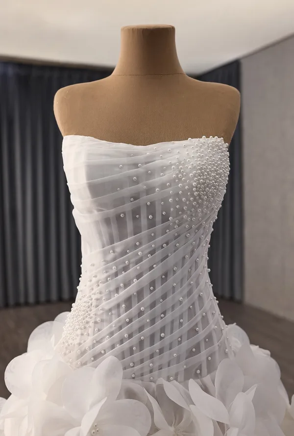 Luxe Witte Handgemaakt Parel Appliques Split Voorzijde Trouwjurken 2025 Baljurk Strapless Mouwloos Ruglooze Chapel Train Huwelijk