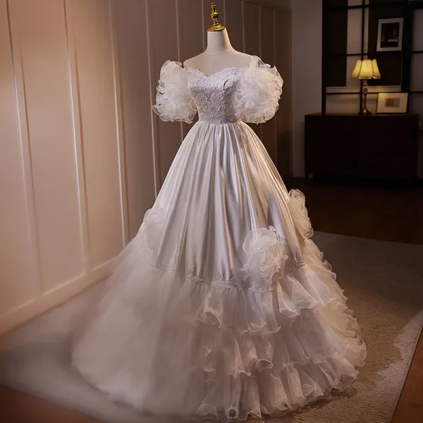 Vintage / Retro White Lace Flower Satin Cascading Ruffles Wedding Dresses 2024 Ball Gown Off-The-Shoulder Short Sleeve Backless Floor-Length / Long Wedding