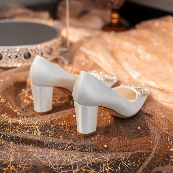 Edles Weiß Strass Satin Brautschuhe 2024 6 cm Spitzschuh Hochzeit Pumps Hochhackige Block Absätze