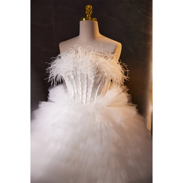 Fashion White Tassel Cascading Ruffles Wedding Dresses 2023 Ball Gown Strapless Pearl Sleeveless Backless Court Train Wedding