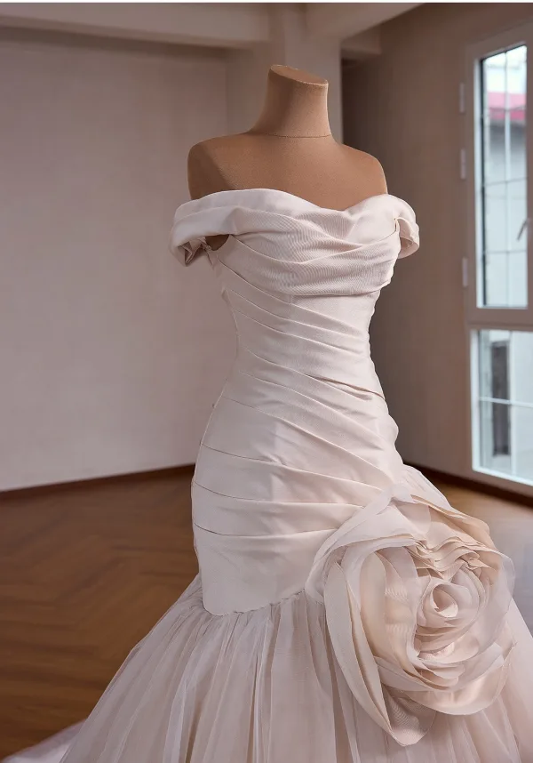 Klassisch High End Beige Blumen Satin Brautkleider / Hochzeitskleider 2026 Meerjungfrau Off Shoulder Ärmellos Rückenfreies Sweep / Pinsel Zug