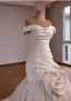 Klassisch High End Beige Blumen Satin Brautkleider / Hochzeitskleider 2026 Meerjungfrau Off Shoulder Ärmellos Rückenfreies Sweep / Pinsel Zug