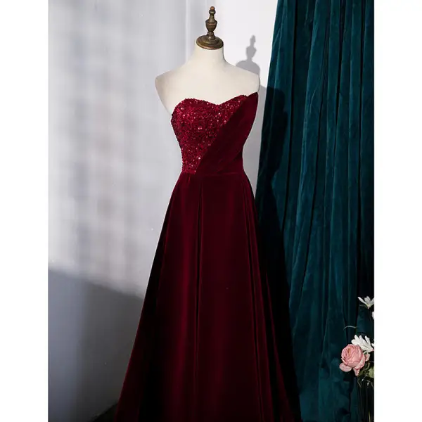 Sjarmerende Burgunder Selskapskjoler Prinsesse 2022 Strapless Uten Ermer Ryggløse Paljetter Suede Lange Polyester Aften Formelle Kjoler