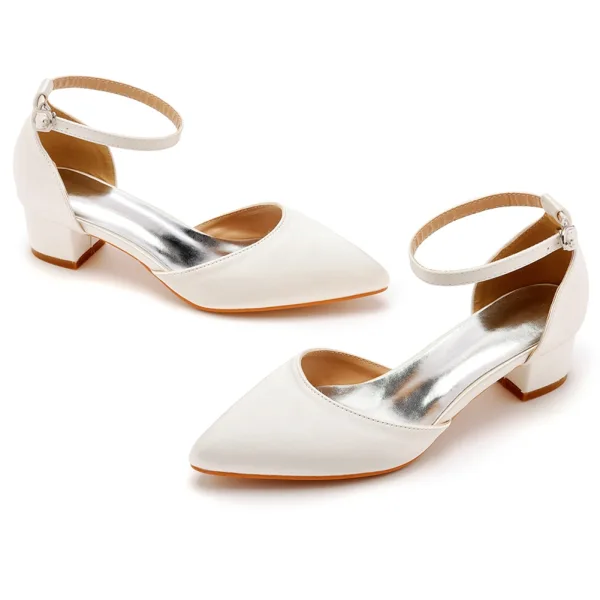Schlicht Ivory / Creme Freizeit Satin Sandalen Damen 2023 Knöchelriemen 4 cm Thick Heels Low Heel Spitzschuh Sandaletten