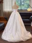 Elegante Weiß Satin Asymmetrisch Brautkleider / Hochzeitskleider 2025 Ballkleid Bandeau Ärmellos Rückenfreies Sweep / Pinsel Zug Hochzeit
