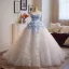 Charmant Haut de Gamme Blanche Fait main Perle En Dentelle Fleur Appliques Robe De Bal 2025 Robe Boule Bustier Sans Manches Dos Nu Train De Balayage