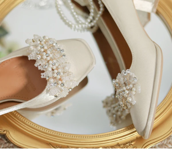 Vintage / Originale Beige Perle Bride Cheville Faux Diamant Satin Chaussure De Mariée 2024 5 cm Talons Épais Pied Carré Mariage Escarpins Talons Hauts