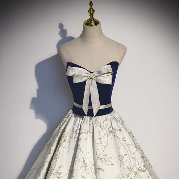 Fashion Navy Blue Satin Prom Dresses 2022 A-Line / Princess Strapless Sequins Bow Sleeveless Backless Sweep Train Formal Dresses