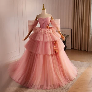 Mote Rødmende Rosa Appliques Gripende Ruffles Ballkjoler 2024 Ballkjole Av Skulderen Korte Ermer Ryggløse Feie Tog Ball Formelle Kjoler
