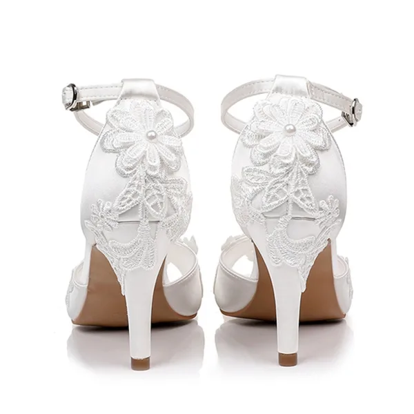 Schlicht Elegante Weiß Satin Spitze Blumen Brautschuhe 2026 Knöchelriemen 8 cm Stilettos Peeptoes Hochzeit Sandaletten Hochhackige