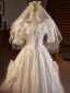 Vintage / Originale Médiévale Ivoire Satin Noeud En Dentelle Robe De Mariée 2024 Princesse V-Cou Manches Courtes Dos Nu Longue Mariage