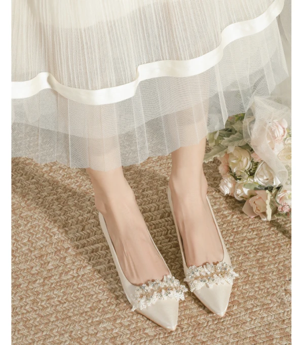 Elegant Beige Beading Pearl Rhinestone Satin Wedding Shoes 2024 3 cm Thick Heels Low Heel Pointed Toe Wedding Pumps High Heels