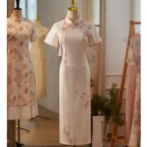 Chiński Styl Eleganckie Beżowe Z Koronki Kwiat Druk Długość Herbaty Cheongsam 2024 Syrena Rozkloszowane Wysokiej Szyi Kótkie Rękawy