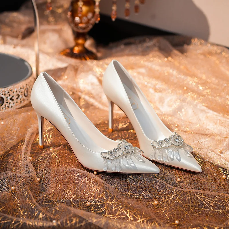 Manolo Blahnik Rode Satijnen Pumps met puntige neus Red Dames