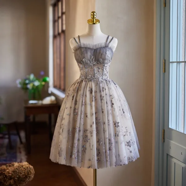 Chic / Belle Gris Paillettes Courte de retour Robe De Graduation 2024 Princesse Dos Nu Tulle Bretelles Spaghetti Sans Manches Robe De Ceremonie