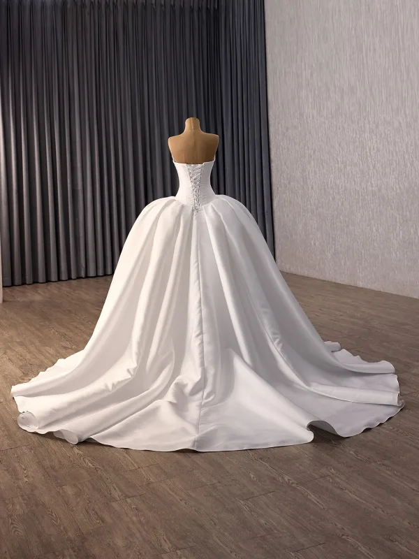 Haut de Gamme Élégant Ivoire Satin Corset  Robe De Mariée 2026 Robe Boule Bustier Sans Manches Dos Nu Chapel Train
