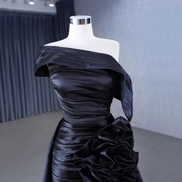 Charmant Noire Volants Trompette / Sirène Robe De Soirée 2023 Une épaule Manches Courtes Dos Nu Tribunal Train Soirée Robe De Ceremonie