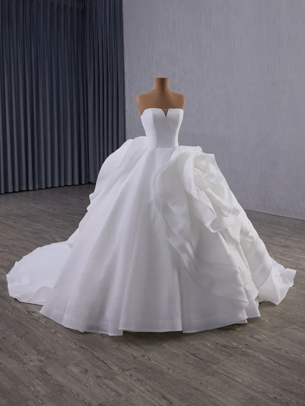 Haut de Gamme Blanche Volants en Cascade Robe De Mariée 2025 Robe Boule Bustier Sans Manches Dos Nu Chapel Train