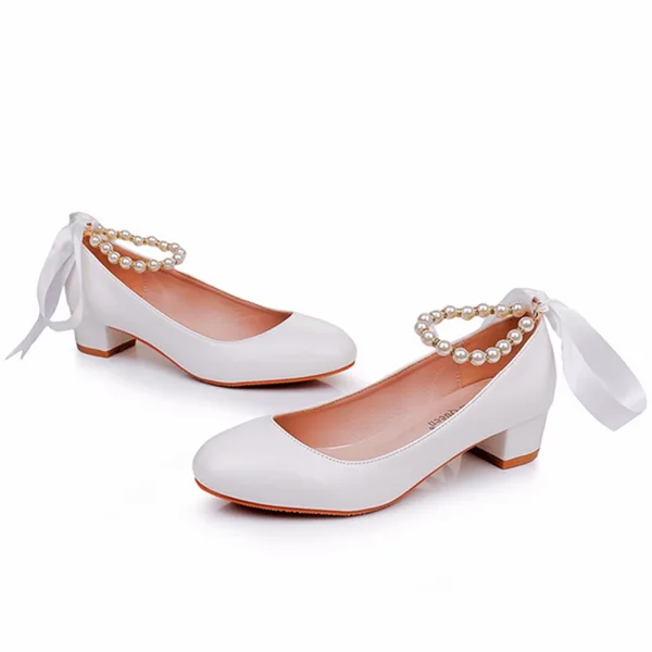 Elegante Weiß Perle Knöchelriemen Schleife Brautschuhe 2024 3 cm Thick Heels Low Heel Runde Zeh Hochzeit Pumps