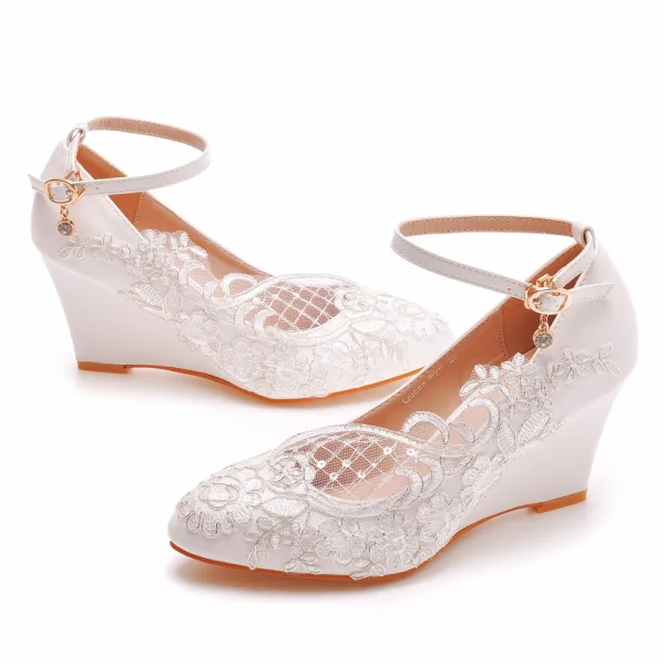 Classique Blanche En Dentelle Fleur Paillettes Chaussure De Mariée 2023 Bride Cheville 8 cm Compensées À Bout Pointu Mariage Talons Hauts