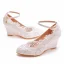 Classique Blanche En Dentelle Fleur Paillettes Chaussure De Mariée 2023 Bride Cheville 8 cm Compensées À Bout Pointu Mariage Talons Hauts