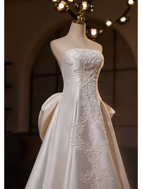Vintage Weiß Perlenstickerei Spitze Blumen Satin Brautkleider / Hochzeitskleider 2025 A Linie Bandeau Ärmellos Rückenfreies Schleife Sweep / Pinsel Zug Hochzeit