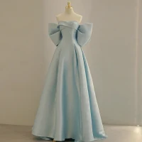 Moda Azul Cielo Satén Vestidos de gala 2023 A-Line / Princess Fuera Del Hombro Bowknot Manga Corta Sin Espalda Colas De Barrido Vestidos Formales