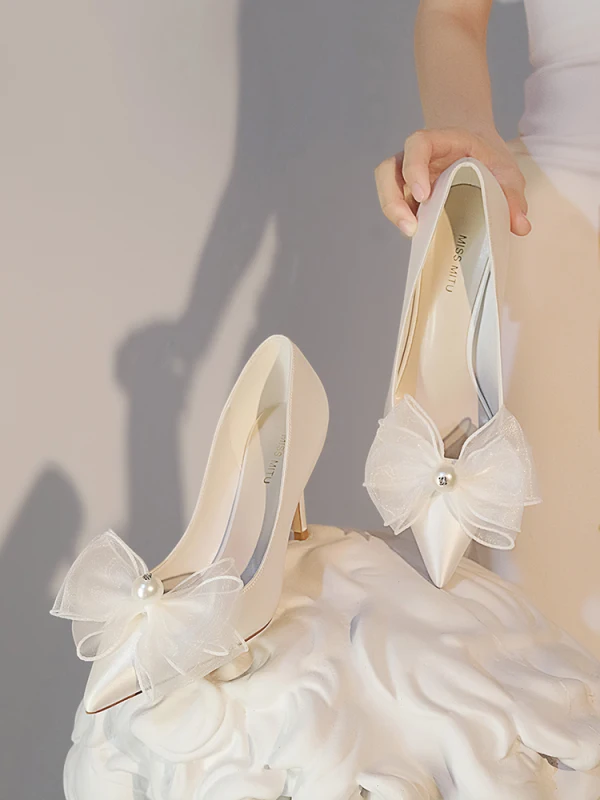 Eleganta Elfenben Pärla Rosett Satin Brudskor 2022 8 cm Stilettklackar Spetsiga Bröllop Pumps Högklackade