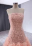 High End Rosa Handgefertigt Perlenstickerei Pailletten Fallende Rüsche Ballkleider 2024 Ballkleid Bandeau Ärmellos Rückenfreies Hof-Schleppe Ball Festliche Kleider