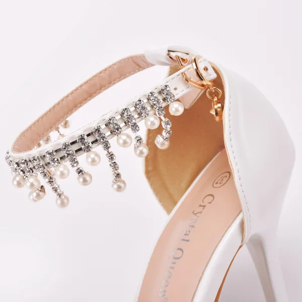 Charmant Perle Weiß Strass Brautschuhe 2022 Knöchelriemen 9 cm Stilettos Spitzschuh Hochzeit Hochhackige