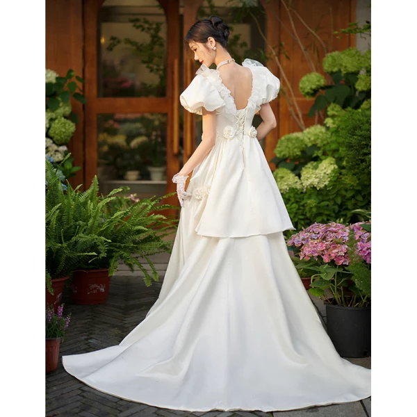 Vintage Weiß Satin Brautkleider / Hochzeitskleider 2023 A Linie V-Ausschnitt Geschwollenes Kurze Ärmel Rückenfreies Sweep / Pinsel Zug Hochzeit