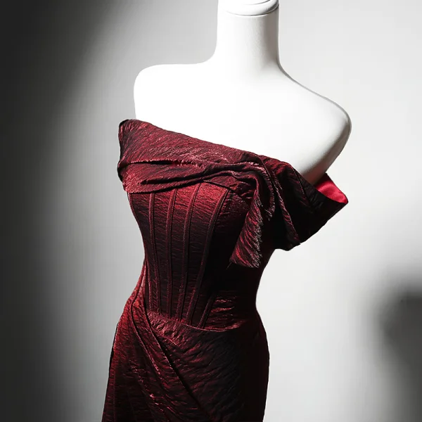 Elegante Burgunderrot Ballkleider 2024 Meerjungfrau Bandeau Ärmellos Rückenfreies Sweep / Pinsel Zug Ball Festliche Kleider