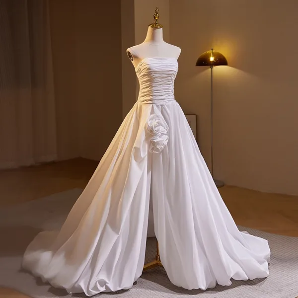 Enkel Hvit Fendue devant Satin Brudekjoler 2024 Ballkjole Strapless Uten Ermer Ryggløse Feie Tog Bryllup
