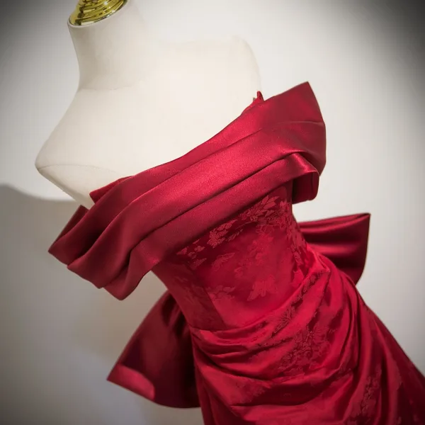 Chic / Beautiful Burgundy Prom Dresses 2025 A-Line / Princess Off-The-Shoulder Short Sleeve Backless Bow Sweep Train Prom Formal Dresses