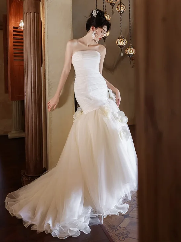 Charmant Weiß Applikationen Brautkleider / Hochzeitskleider 2025 Meerjungfrau Bandeau Ärmellos Rückenfreies Sweep / Pinsel Zug Hochzeit