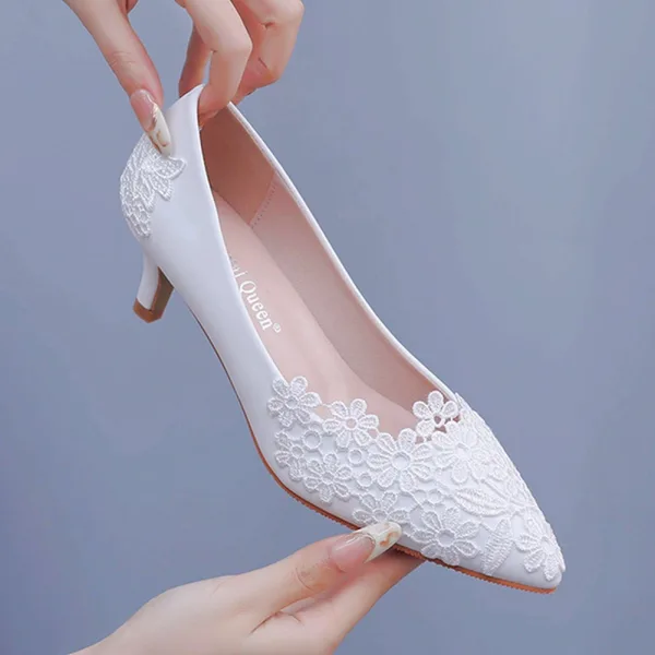 Elegante Witte Kant Bloem Bruidsschoenen 2024 5 cm Naaldhakken / Stiletto Spitse Neus Huwelijk Pumps Hoge Hakken
