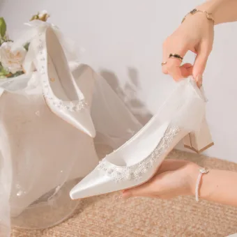 Modest Simple White Pearl Lace Flower Bow Wedding Shoes 2024 4 Cm Block Heels Pointed Toe Wedding Pumps High Heels