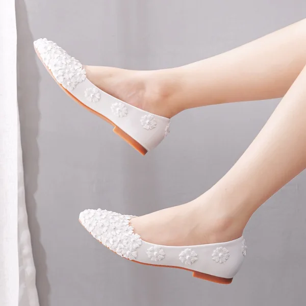Chic / Belle Blanche Perle En Dentelle Fleur Plate Chaussure De Mariée 2022 Mariage Talons À Bout Pointu Chaussure De Mariée