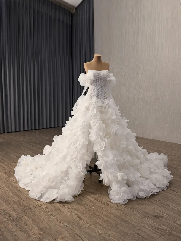 Luxe Witte Handgemaakt Parel Appliques Split Voorzijde Trouwjurken 2025 Baljurk Strapless Mouwloos Ruglooze Chapel Train Huwelijk
