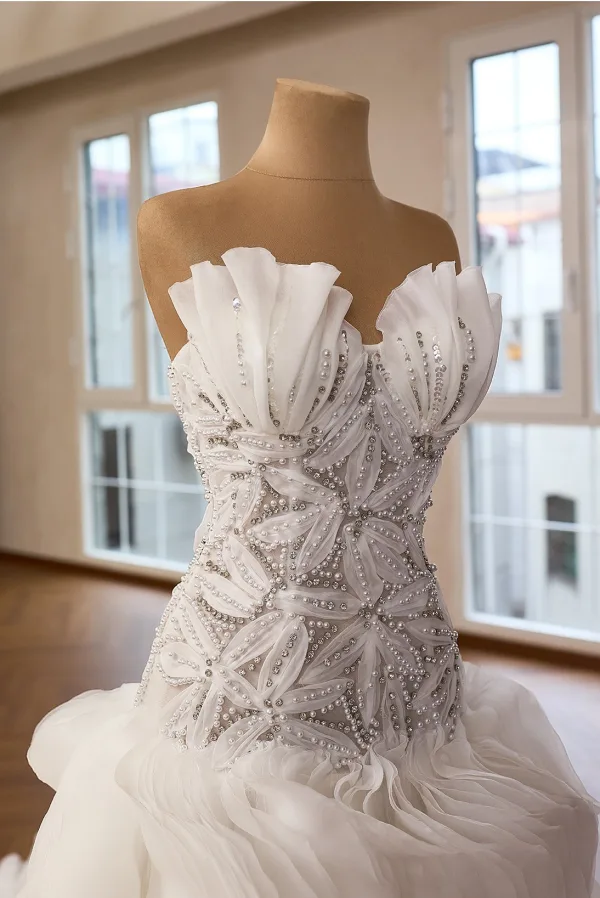 Luxe Blanche Paillettes Perle Faux Diamant Volants Robe De Mariée 2026 Trompette / Sirène Bustier Sans Manches Dos Nu Chapel Train