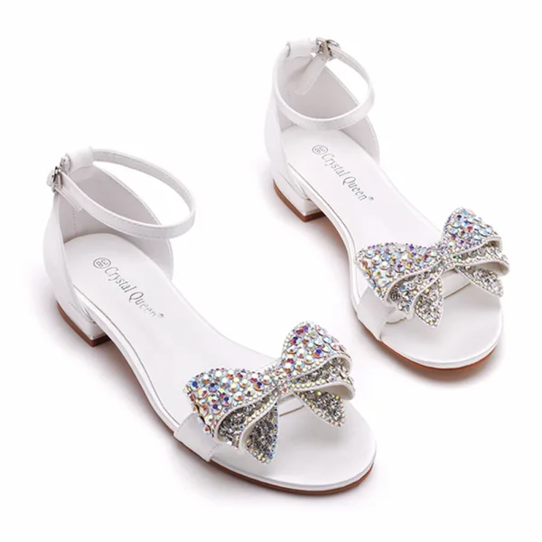 Uroczy Białe Rhinestone Kokarda Płaskie Bal Sandały Damskie 2023 Z Paskiem Peep Toe Sandały