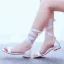 Sexy Weiß Satin Ball Flache Sandalen Damen 2023 Knöchelriemen Peeptoes Sandaletten
