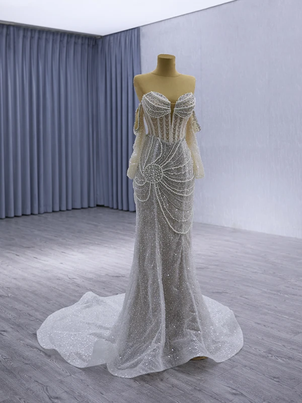 High End Charmant Weiß Handgefertigt Perlenstickerei Perle Strass Pailletten Ballkleider 2024 Meerjungfrau Bandeau Kurze Ärmel Rückenfreies Sweep / Pinsel Zug Strand