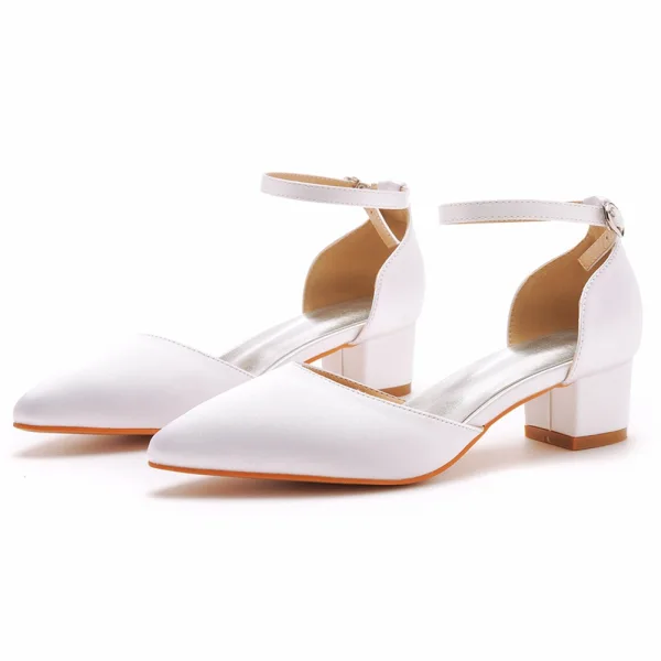 Schlicht Ivory / Creme Freizeit Satin Sandalen Damen 2023 Knöchelriemen 4 cm Thick Heels Low Heel Spitzschuh Sandaletten
