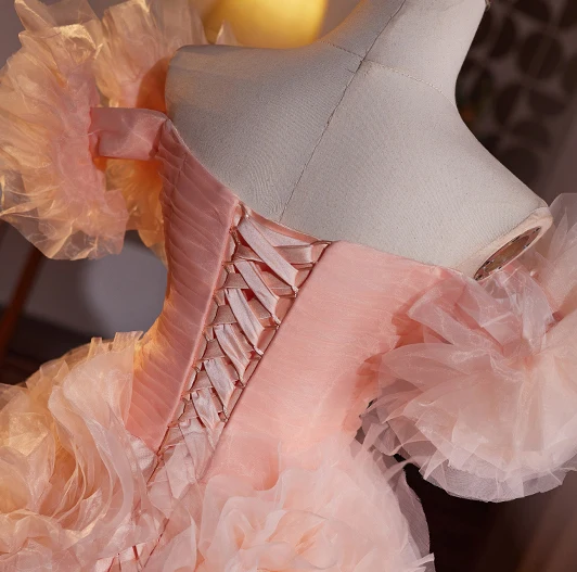 Charmant Rougissant Rose Volants en Cascade Robe De Bal 2024 Princesse De l'épaule Manches Courtes Dos Nu Train De Balayage Promo Robe De Ceremonie