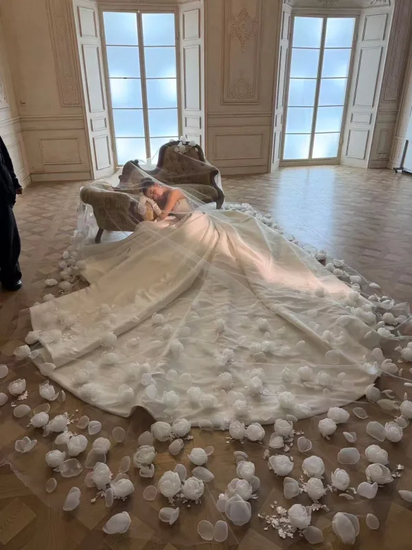 Luxury / Gorgeous Whimsical White Handmade  Flower Wedding Veils 2026 Tulle