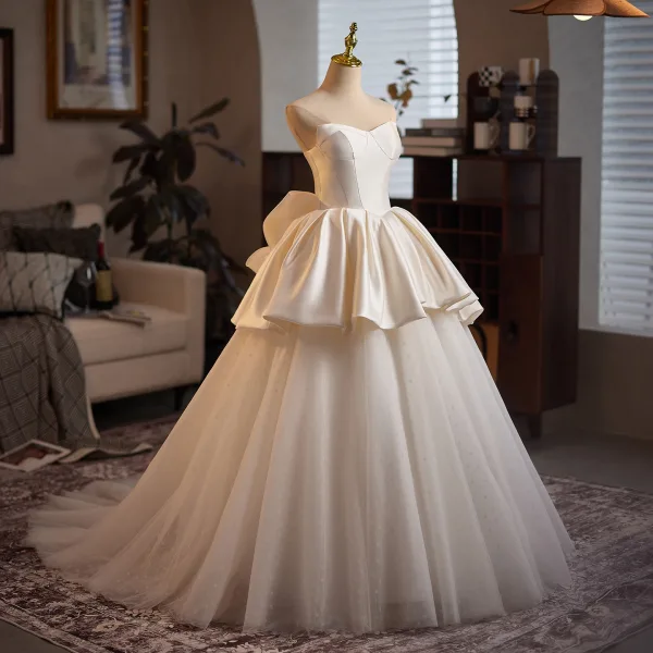 Vintage / Originale Blanche Volants en Cascade Satin Robe De Mariée 2025 Robe Boule Bustier Sans Manches Dos Nu Noeud Train De Balayage