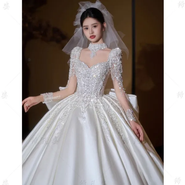 Vintage / Originale Ivoire Perlage Paillettes Satin Robe De Mariée 2024 Robe Boule Encolure Carrée Manches Longues Dos Nu Noeud Royal Train Mariage