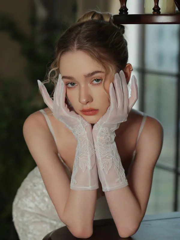 Vintage / Retro White Lace Flower Wedding Bridal Gloves 2025 Tulle