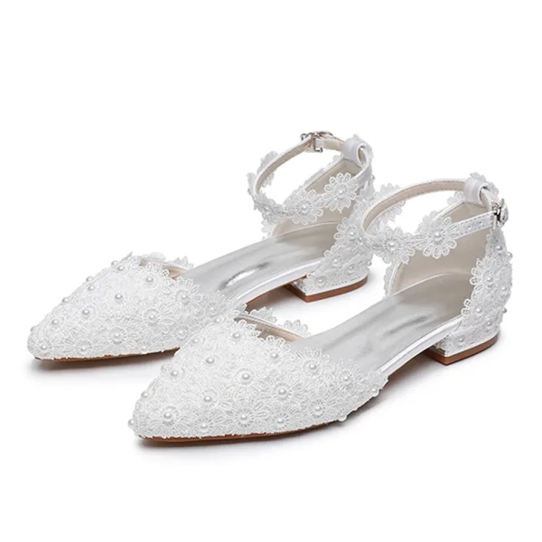 Elegant White Pearl Lace Flower Flat Wedding Shoes 2024 Ankle Strap Pointed Toe Wedding Sandals